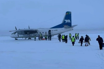 Máy bay Nga hạ cánh nhầm xuống mặt sông đóng băng