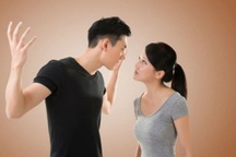 Vợ cả tháng không đánh răng, chồng kiên quyết ly hôn