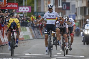 Chưa về đích đã giơ tay ăn mừng sớm, tay đua nhận cái kết đắng