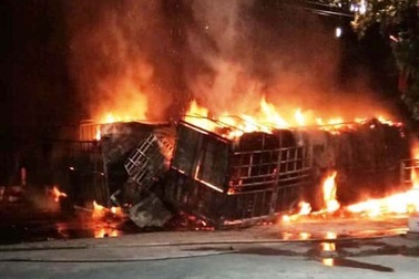 Hai ô tô bốc cháy dữ dội, 2 người bị thiêu cháy, quốc lộ tắc kinh hoàng