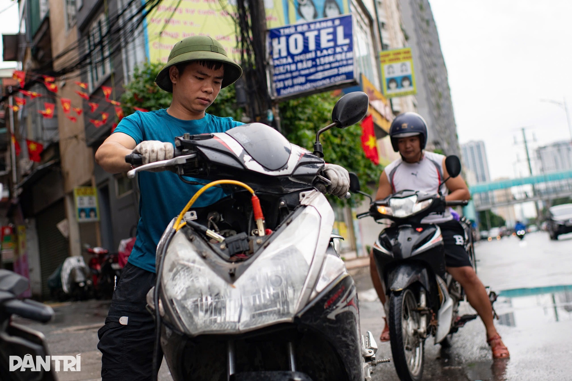 Ngập từ nhà ra phố, người dân Hà Nội quay cuồng giữa biển nước - 15 Ngập từ nhà ra phố, người dân Hà Nội quay cuồng giữa biển nước - 15