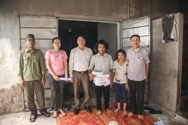 Bạn đọc Dân trí giúp đỡ 74 triệu đồng đến hoàn cảnh “Bố mẹ ốm đau bệnh tật, 3 con thơ nheo nhóc đói khát”