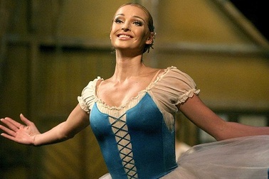 Nhà hát hàng đầu của Nga bị tố là “nhà thổ khổng lồ”