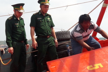 Đồn biên phòng Thổ Châu bắt 2 tàu chở 20.000 lít dầu không rõ nguồn gốc