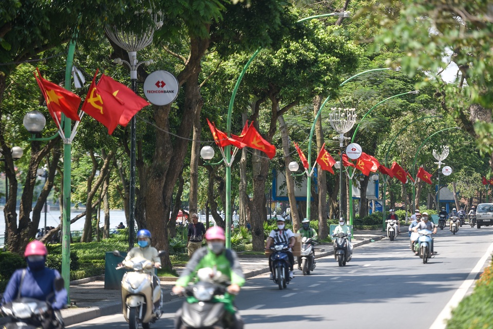 Ngắm Hà Nội rực rỡ sắc cờ trước ngày lễ lớn 30/4 - 1/5 - 1 Ngắm Hà Nội rực rỡ sắc cờ trước ngày lễ lớn 30/4 - 1/5 - 1