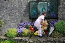 Phát hiện gần 800 bộ hài cốt của trẻ nhỏ trong bể phốt của một nhà thờ