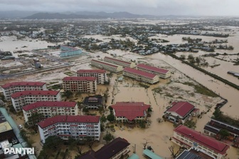 Vợ chồng ôm thùng xốp, bình nước bơi 500m trong lũ dữ để thoát thân