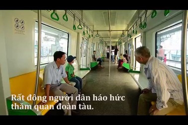 Dân đổ xô ngắm tàu đường sắt trên cao đầu tiên của Việt Nam