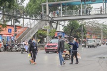 Người đi bộ "phớt lờ" cầu bộ hành, ngang nhiên băng qua đường ở Hà Nội