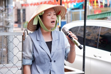 Cô gái ở TPHCM vừa bán nước sâm vừa hát, bỗng dưng nổi tiếng sau một đêm