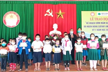 Hội khuyến học Quảng Nam trao học bổng đến 300 học sinh nghèo hiếu học