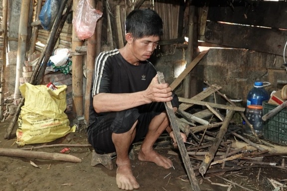 Cha mẹ đột ngột qua đời, em trai nghèo khó chật vật cưu mang anh tâm thần