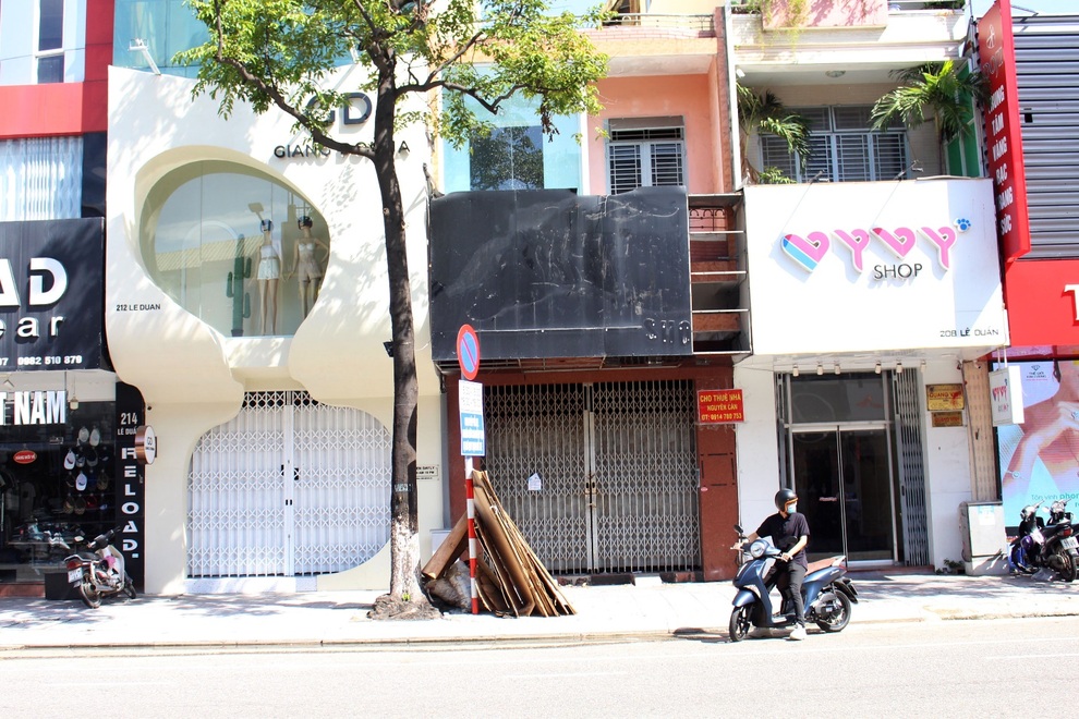 Cửa hàng thời trang ở Đà Nẵng sale sập sàn vẫn lèo tèo khách mua - 3 Cửa hàng thời trang ở Đà Nẵng sale sập sàn vẫn lèo tèo khách mua - 3