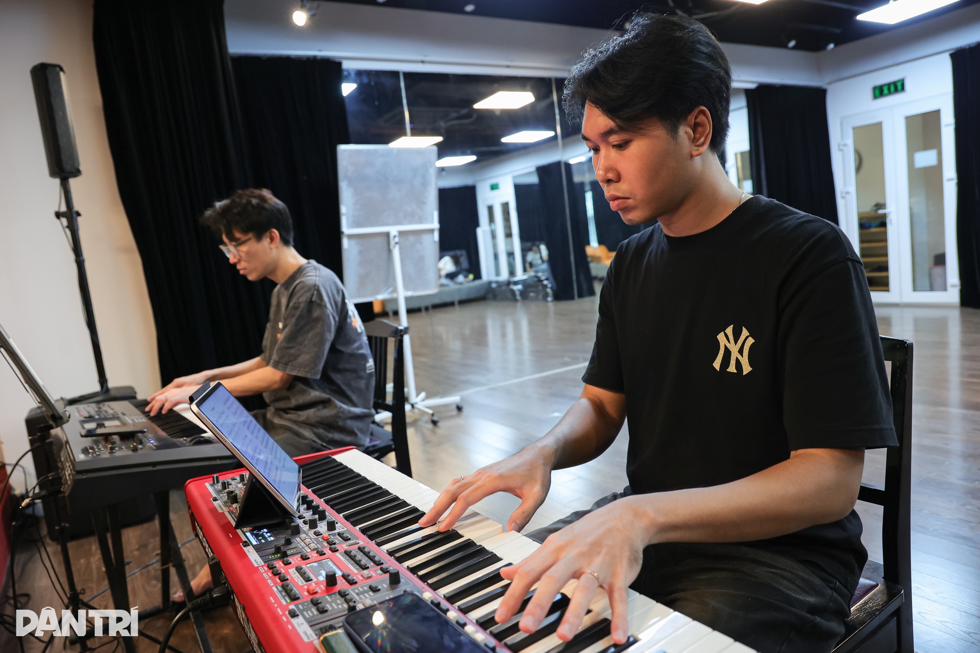 Concert Rực rỡ ngày mới: Đón chờ màn song ca Bùi Công Nam và Hương Tràm - 11 Concert Rực rỡ ngày mới: Đón chờ màn song ca Bùi Công Nam và Hương Tràm - 11