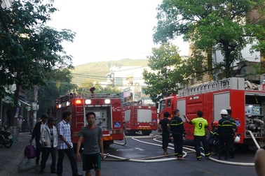 Cứu sống cháu bé say ngủ trong đám cháy chợ lúc rạng sáng