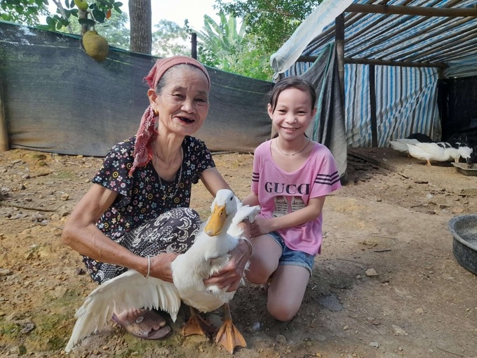 Từ nay, bà Hà Thị Bun và cháu gái nhỏ có cuộc sống ổn định hơn nhờ đàn vịt giống.
