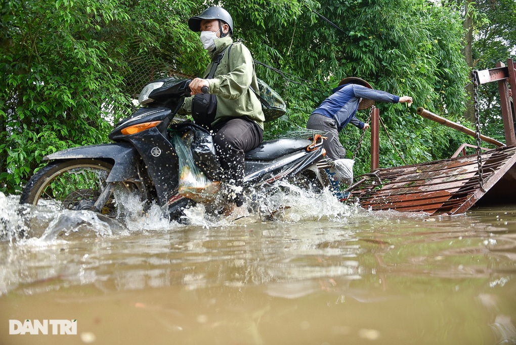 Hai ngày sau cơn mưa lớn, người Hà Nội đi đò qua đoạn ngập - 10 Hai ngày sau cơn mưa lớn, người Hà Nội đi đò qua đoạn ngập - 10