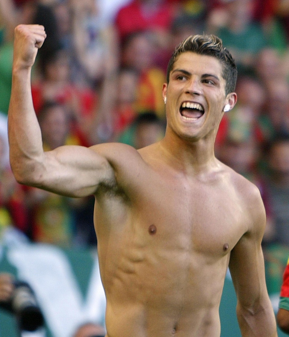 Những kiểu tóc lạ của C.Ronaldo khiến người hâm mộ nhớ mãi - 3 Những kiểu tóc lạ của C.Ronaldo khiến người hâm mộ nhớ mãi - 3