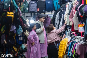 Hà Nội rét 13 độ C, khách du lịch nước ngoài đổ xô đi mua áo ấm