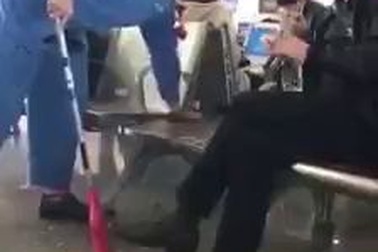 Thanh niên bị dân mạng thi nhau "ném đá" vì ý thức kém