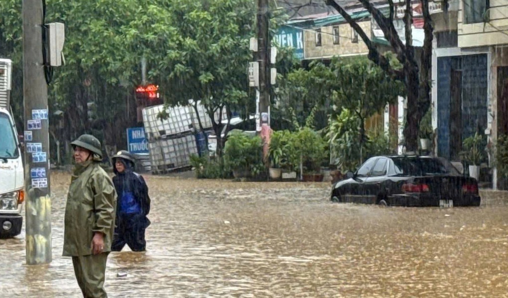Mưa lớn bất thường gây ngập úng nhiều tuyến đường ở Lào Cai - 1