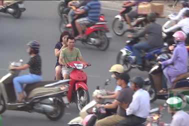 Kiểu sang đường "tự đâm đầu vào rắc rối" ở Hà Nội