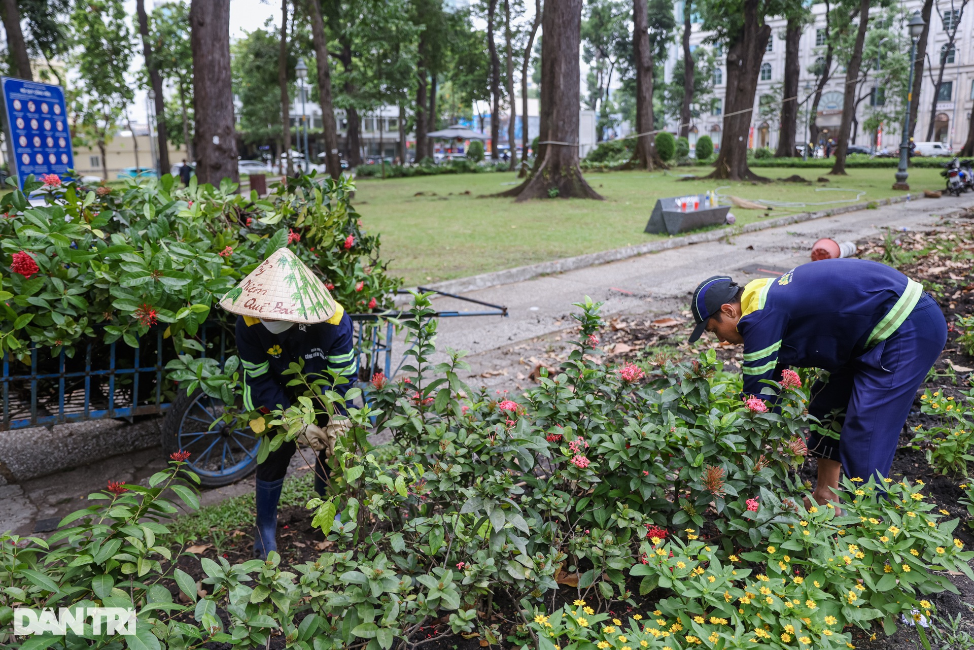 Bắt đầu thi công khán đài chào mừng đại lễ 30/4 ở TPHCM - 9 Bắt đầu thi công khán đài chào mừng đại lễ 30/4 ở TPHCM - 9