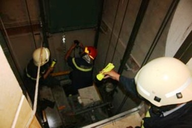 Nhân viên sửa máy lạnh bị thang máy cuốn chết