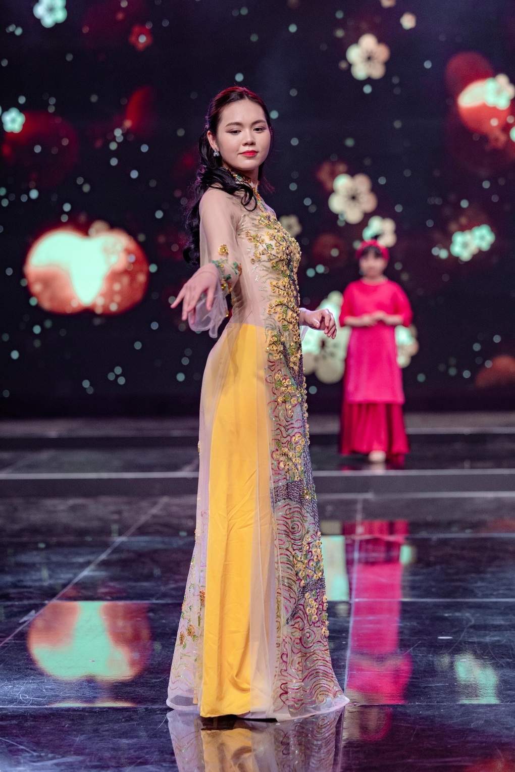 Hoa hậu Lương Kỳ Duyên duyên dáng trình diễn áo dài - 2 Hoa hậu Lương Kỳ Duyên duyên dáng trình diễn áo dài - 2