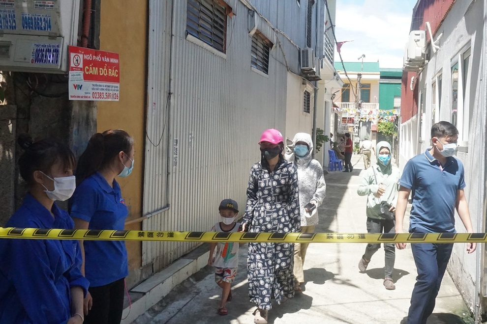 Khẩn trương tiếp tế cho cư dân bị phong tỏa tại TP Vinh - 4