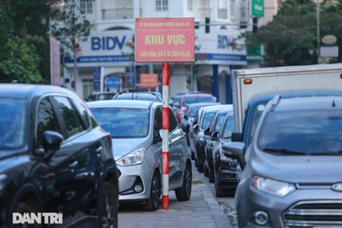 Bỏ tiền tỷ mua nhà, người Hà Nội phải "cắn răng" đỗ xế hộp trên vỉa hè