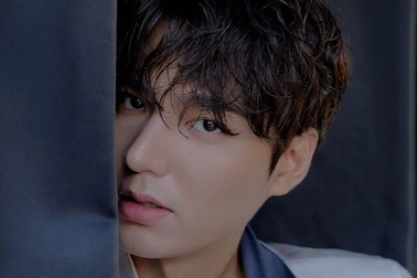 Bất ngờ với loạt ảnh quyến rũ và ma mị của Lee Min Ho