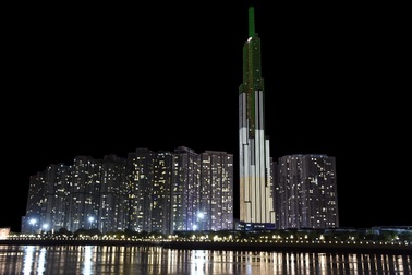 Dòng chữ LUMIÈRE Boulevard được chiếu sáng trên tòa tháp Landmark 81