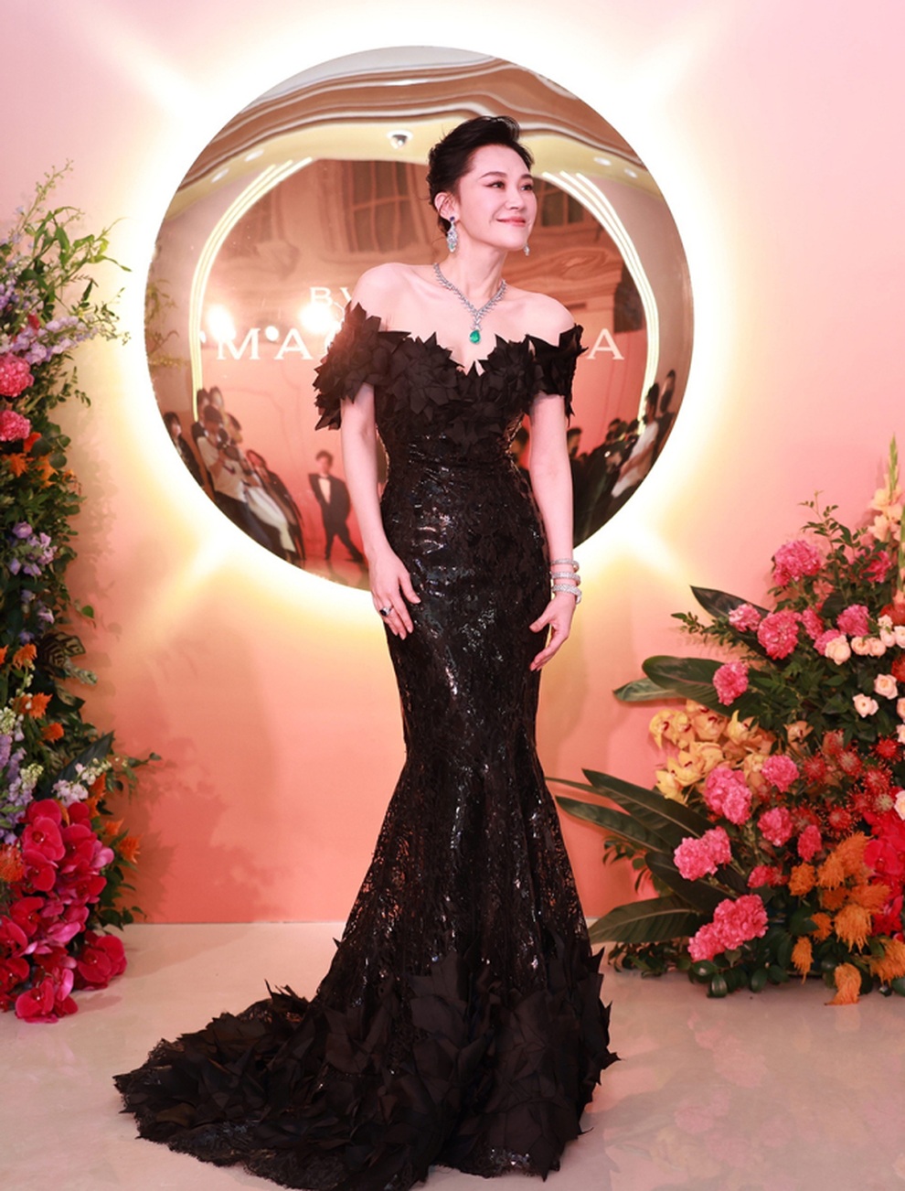 Sắc vóc rực rỡ và gợi cảm của Nhậm Doanh Doanh Hứa Tình ở tuổi 52 - 2