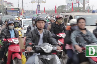 Người dân ùn ùn đổ về Thủ đô Hà Nội sau kỳ nghỉ Tết