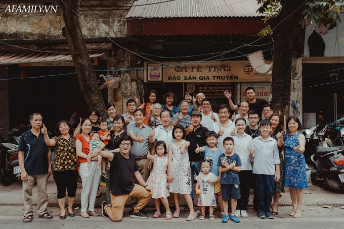 Quán cà phê vỉa hè vừa bé vừa cũ kỹ nhất Hà Nội, tồn tại gần thế kỷ qua 4 thế hệ vẫn đông khách vô cùng, 1 ngày bán cả nghìn cốc - Ảnh 13. Quán cà phê vỉa hè vừa bé vừa cũ kỹ nhất Hà Nội, tồn tại gần thế kỷ qua 4 thế hệ vẫn đông khách vô cùng, 1 ngày bán cả nghìn cốc - Ảnh 13.