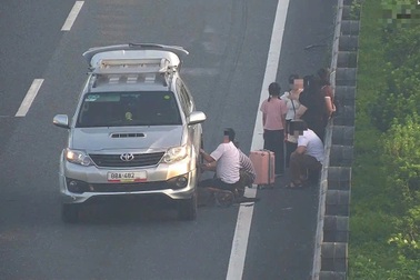 Dừng ô tô trên đường cao tốc để thay lốp, tài xế bị phạt 13 triệu đồng