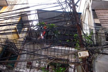 Cột đèn mỏng manh “gánh” hàng trăm “mạng nhện”