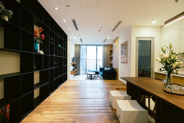 Chi 950 triệu đồng, vợ chồng ở Sài Gòn “biến” nhà 75m2 như rộng ra gấp đôi