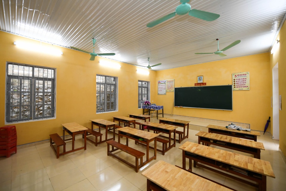 Khánh thành Phòng học Dân trí: Thầy trò hết cảnh vừa dạy, vừa lo lớp sập - 10 Khánh thành Phòng học Dân trí: Thầy trò hết cảnh vừa dạy, vừa lo lớp sập - 10