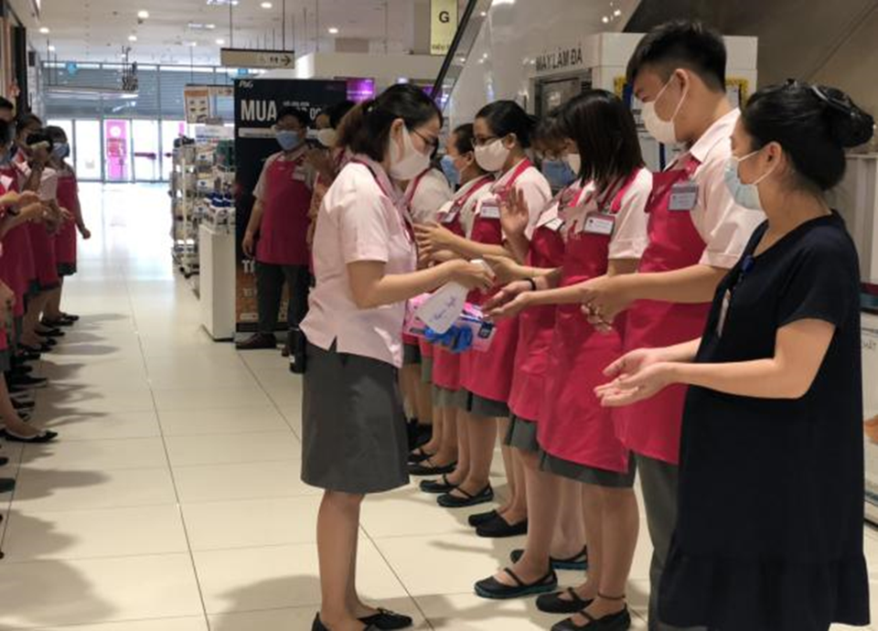 Những cống hiến thầm lặng để phục vụ người dân trong dịch Covid-19 - 3 Những cống hiến thầm lặng để phục vụ người dân trong dịch Covid-19 - 3