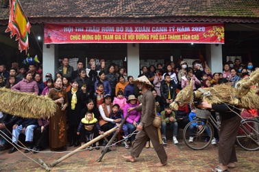 Vĩnh Phúc: Người dân nô nức xem lễ hội "trai giả gái" gieo hạt