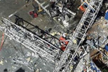 New York: Cần trục khổng lồ rơi trúng toà nhà 23 tầng