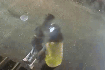 Đánh nhân viên gác chắn gãy mũi, có thể bị xử lý ra sao?