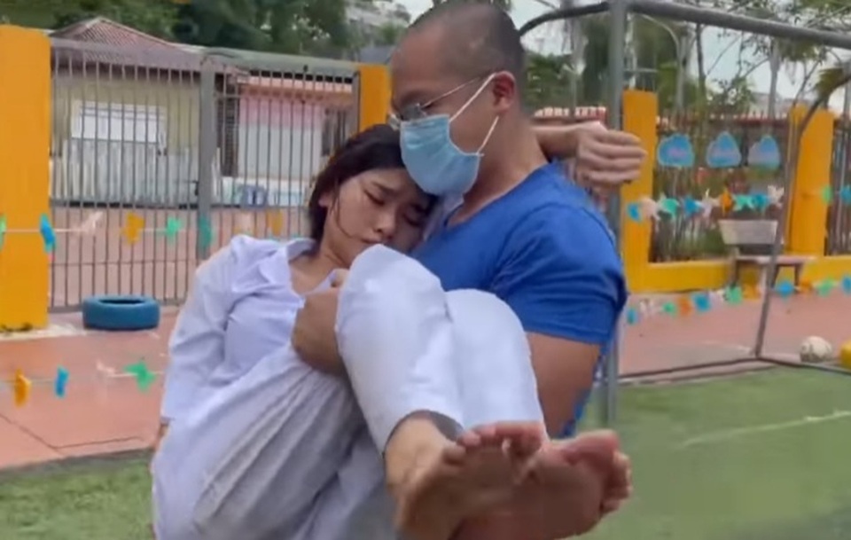 Y bác sĩ kiệt sức trong bộ đồ bảo hộ, đổ gục giữa nắng nóng ở tâm dịch - 3 Y bác sĩ kiệt sức trong bộ đồ bảo hộ, đổ gục giữa nắng nóng ở tâm dịch - 3