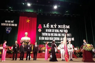 Phó Chủ tịch nước trao tặng Huân chương Lao động hạng Nhì cho ĐH Khoa học Huế