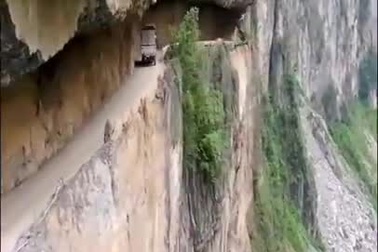 Con đường bên vách núi đá cheo leo