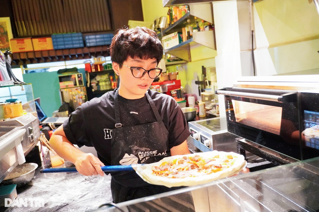 Tiệm pizza chỉ bán 2 tiếng mỗi ngày ở TPHCM: Chủ quán sợ... đông khách - 2 Tiệm pizza chỉ bán 2 tiếng mỗi ngày ở TPHCM: Chủ quán sợ... đông khách - 2