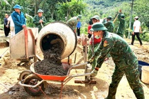 Bộ đội biên phòng vừa giữ biên cương, vừa giúp dân xóa nhà tạm