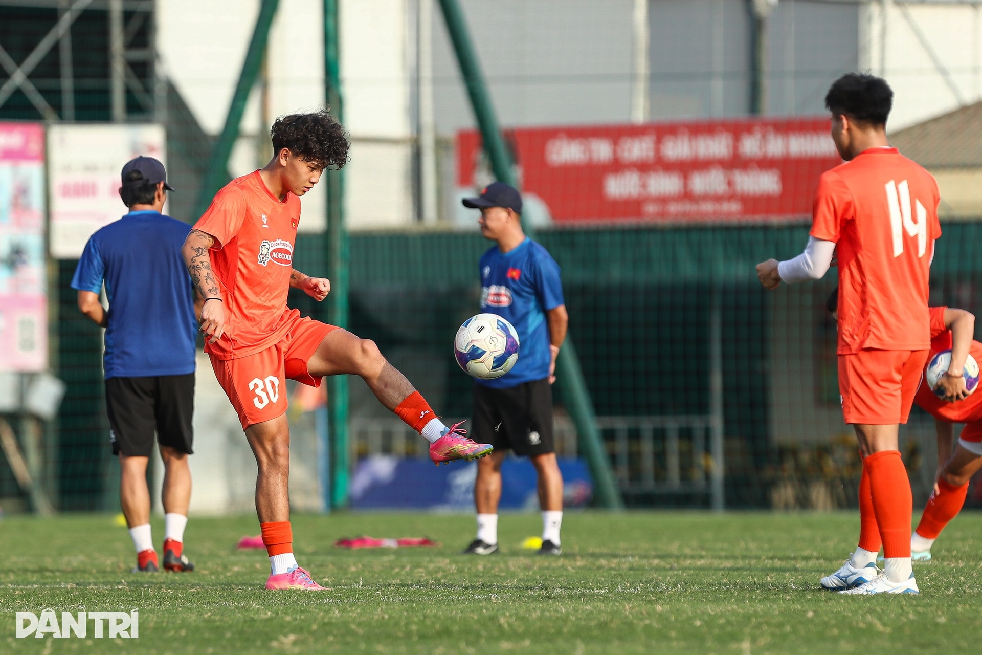 Ngôi sao Việt kiều Bùi Alex tích cực tập luyện cùng U22 Việt Nam - 6 Ngôi sao Việt kiều Bùi Alex tích cực tập luyện cùng U22 Việt Nam - 6